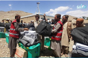 کمک جمعیت هلال احمر افغانی به سیبلاب‌زدگان میدان‌وردک