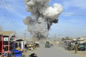 انفجار دو موتر بمب گذاری شده در ولایت هلمند جان 8 سرباز امنیتی را گرفت