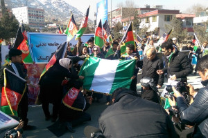 معترضان در کابل پرچم پاکستان را آتش زدند