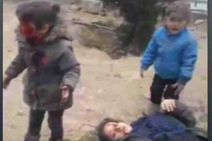 فریاد دختر پنج‌ساله در انفجار کابل؛ "مادر بلند شوید"