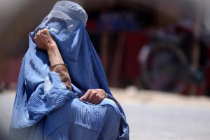 طالبان کمر یک مادر ۵۰ ساله را شکستند 