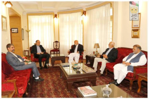 گفتگوی کرزی با سفیر ایران در کابل 