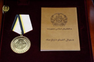 چهار افسر شهید؛ مدال های عالی دولتی دریافت کردند