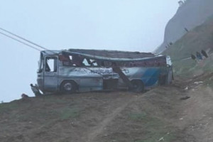 واژگونی بس بیش از ۳۰ کشته و زخمی برجای گذاشت