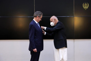 تفویض مدال دولتی به سفیر اتحادیۀ اروپا در افغانستان