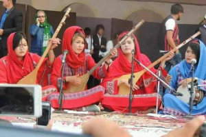 واکنش به جشنواره دمبوره؛ شنیدن موسیقی حرام است