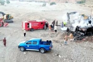 سقوط بس مسافربری در بلوچستان پاکستان جان ۴۱ نفر را گرفت