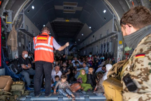 بیش از 18 هزار نفر به بیرون از افغانستان منتقل شدند