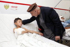 رئیس جمهور از مجروحین حادثه مدرسه باقر العلوم عیادت کرد
