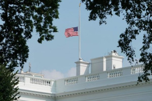 پرچم کاخ سفید نیمه‌ برافراشته شد