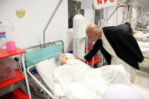 رئیس جمهور غنی به عیادت زخمیان حادثه تروریستی زیارتگاه سخی رفت