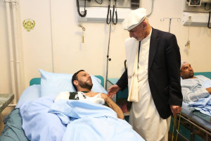 رئیس جمهور: مجروحین حوادث تروریستی قهرمانان و عزت افغانستان  هستند