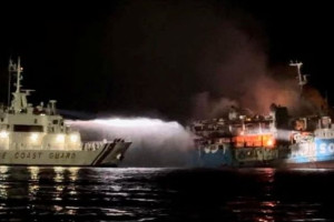 کشتی حامل ۱۲۰ مسافر و خدمه در فیلیپین آتش گرفت