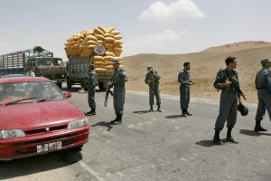 طالبان در مسیر شاهراه غور – هرات ۸ موتر حاوی مواد خوراکی را ربودند