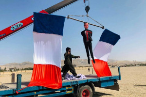 افغان‌ها مجسمه رییس جمهور فرانسه را به دار آویختند
