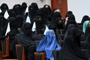 دانش‌جویان دختر باید حجاب سیاه داشته باشند