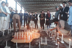 باشندگان کابل به یاد قربانیان میرزا اولنگ شمع افروختند