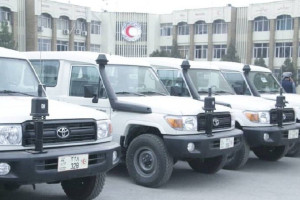 صلیب سرخ 16 عراده موتر به هلال احمر افغانی کمک کرد