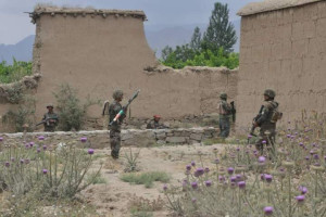 طالبان ۷ سرباز پولیس را به گلوله بستند