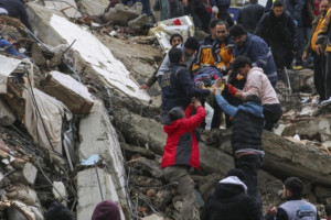  زمین‌لرزه مرگبار در ترکیه؛ بیش از 900 نفر جان باخته اند
