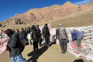 برای مغاره نشینان بامیان مواد غذای و لباس توزیع شد