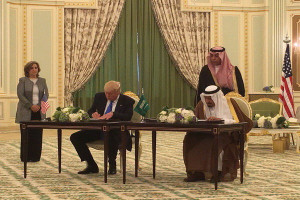 امضای قرارداد ۴۶۰ میلیارد دلاری تسلیحاتی آمریکا و عربستان