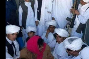 طالبان در مدرسه و سنگر "بچه‌بازی" می‌کنند