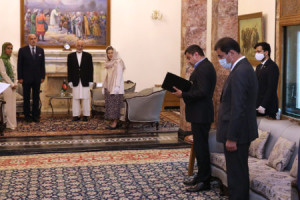 رییس جمهور غنی به سفیر ایتالیا در کابل مدال داد