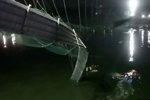 سقوط پل در هند؛ بیش از 30 تن جان باختند