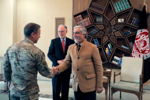 دیدار عبدالله با نماینده سرمنشی سازمان ملل و سفیر امریکا در کابل