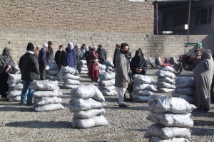 کابل؛ یک بنیاد خیریه به خانواده‌های نیازمند زغال‌سنگ توزیع کرد