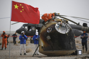 فضانوردان چینی پس از شش ماه به زمین فرود آمدند