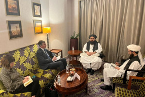 دیدار متقی با سفیر بریتانیا برای افغانستان در دوحه
