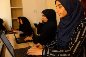 مجاهد: کار زنان در سازمان ملل نیز منع است