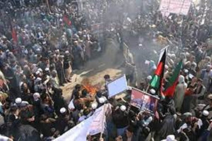 شهروندان فاریاب با اعتراض مانع کار والی جدید این ولایت شدند