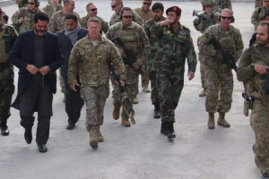 سفر فرمانده ناتو به غزنی و شلیک راکت از سوی طالبان
