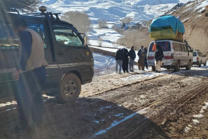 مسدود ماندن بزرگ‌راه غور_کابل؛ جان مسافران گیرمانده در خطر است