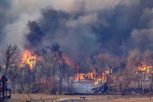 آتش‌سوزی در کلرادوی امریکا؛ هزاران نفر خانه‌های شان را ترک کردند