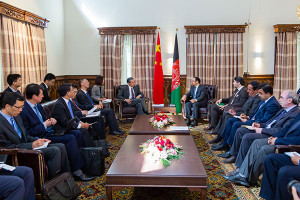 وزیر خارجه چین برای  تامین صلح وارد کابل شد