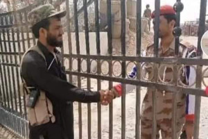 گفتگوی پوليس سرحدى طالبان با افسر پاکستانی