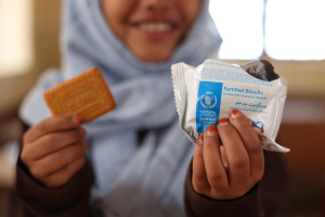 اندونزیا برای تهیه بیسکویت در مکاتب افغانستان ۳.۵ میلیون دالر کمک کرد