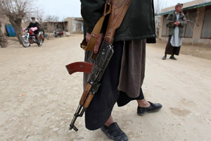 طالبان با لباس کوچی ها در میدان وردک فعالیت می کنند