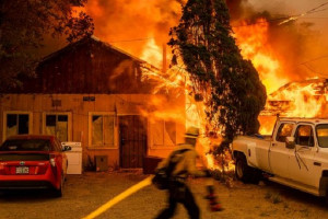 آتش‌سوزی کالیفرنیا؛ هزاران نفر مجبور به ترک خانه‌های‌شان شدند