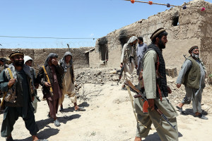 طالبان از خانه های مردم فاریاب به عنوان سنگر استفاده می کنند