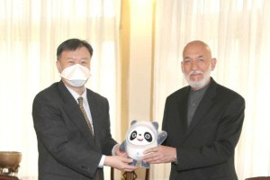 سفیر چین به کرزی عروسک پاندا هدیه داد
