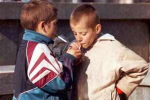 دسترسی به سیگار در افغانستان حتی برای کودکان آسان است