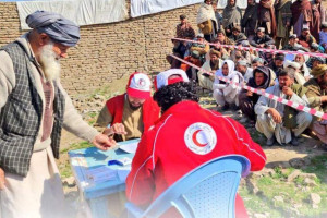 هلال احمر افغانی بیش از نیم میلیون افغانی برای نیازمندان کمک کرد