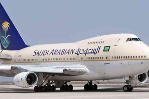 هواپیماهای حامل مواد کمکی عربستان به کابل می‌رسند