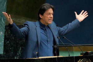 خان پاکستان: افغان‌ها زنجیر بردگی را شکستند