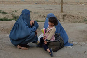 زنان و کودکان افغان بار سنگینی به دوش می‌کشند